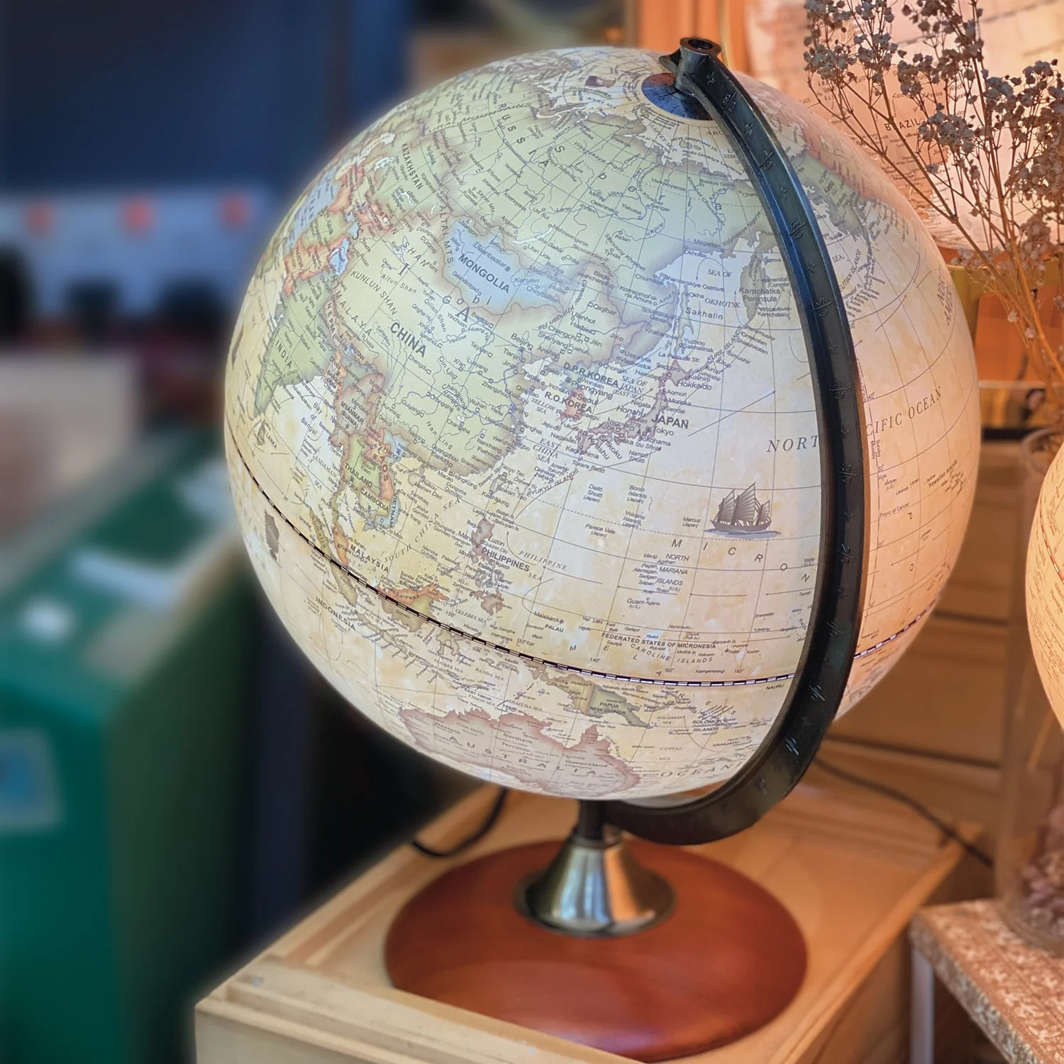 Luxo Painting Globe, Wooden Base, Led Light - 30cm
