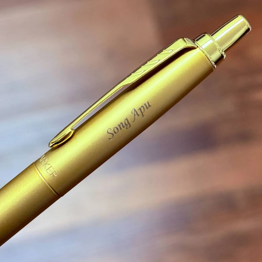 Parker Jotter XL Ballpoint Pen Gift Set - Monochrome Gold with Gold Trim with Magnetic Clip - Image 9